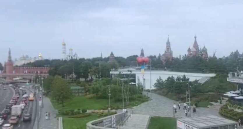 Флаг Украины в центре Москвы