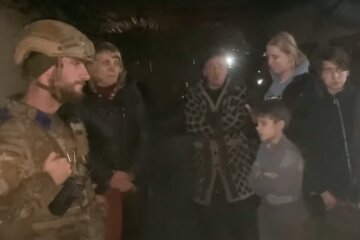 "Азов" показал жизнь людей в подвалах в Мариуполе