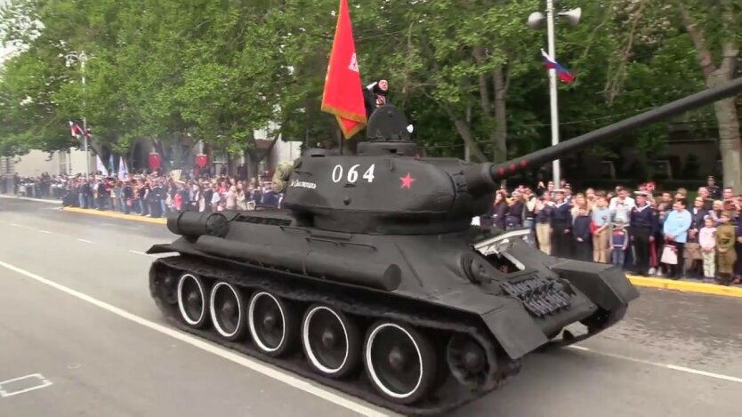 Парад Победы в Крыму,танк Т-34,инцидент на параде в Крыму,танк чуть не въехал в людей