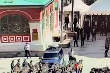 Парад Победы в Москве, солдат-срочник, нападение на машину спецслужб