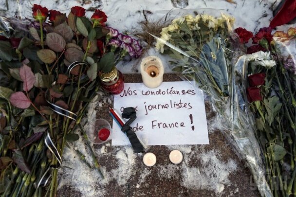цветы у посольства Франции в Украине