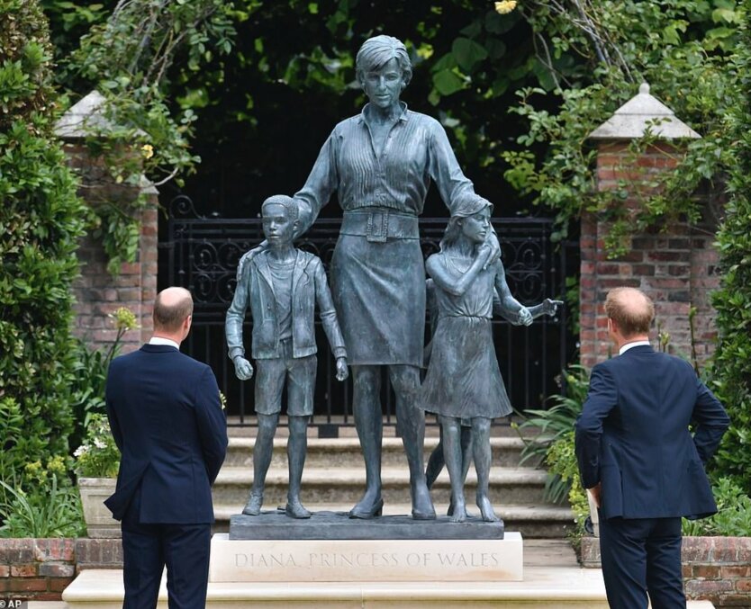 Принц Уильям и Гарри на открытие статуи принцессы Дианы