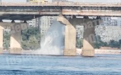 На мосту Патона в Киеве хлынул водопад из-за прорыва трубы: видео