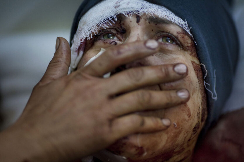 Идлиб, Северная Сирия. Муж и двое детей этой женщины погибли во время обстрела их дома. (