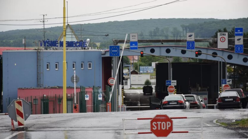 Виїзд з України