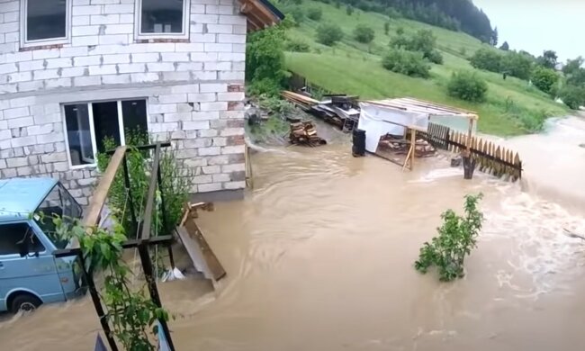 Эксперты назвали причины наводнения в Карпатах