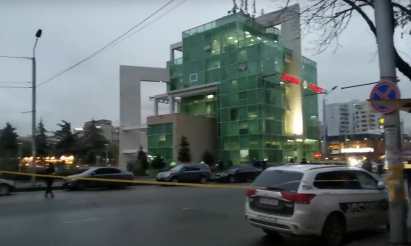 В Тбилиси захватили офис финансовой компании: видео