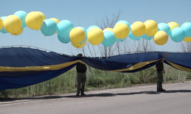 На Донбассе запустили в небо флаг Украины