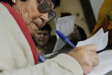 Ідентифікація пенсіонерів / Фото: УНІАН