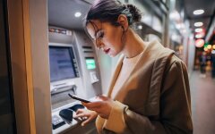 Зняття грошей із банкомату / Фото: Getty Images