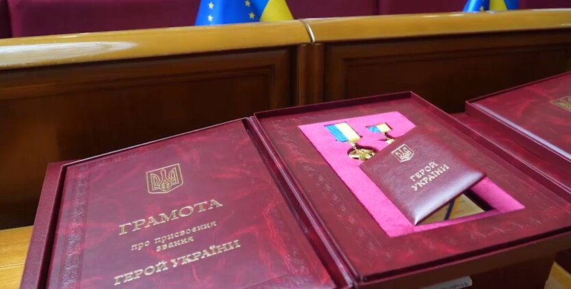 Зеленський у День Конституції вручив нагороди українським воїнам