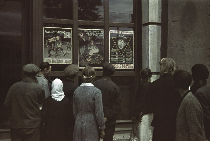 Антисоветские и антиеврейские плакаты на одной из центральных улиц оккупированного фашистами Харькова в 1942 году