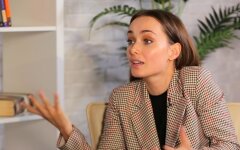Ксения Мишина, кардинально сменила образ, челка и розовое платье