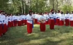 Хасиды, паломники, гимн Украины