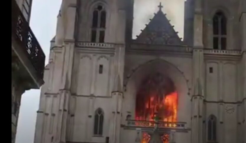 Пожар в соборе Святых Петра и Павла, Франция, Нант