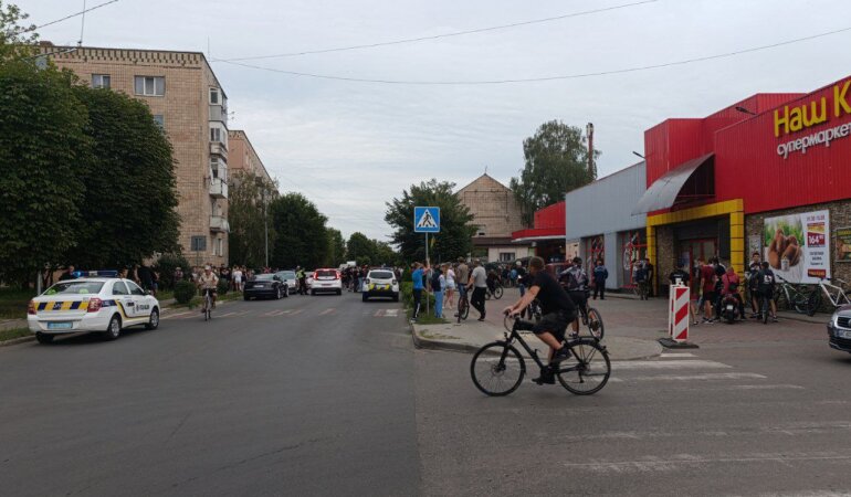 На Волині люди зчинили бунт у ТЦК через затримання чоловіків, військові відповіли