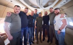 Зеленский возвращается в Украину с освобожденными из плена героями с "Азовстали"