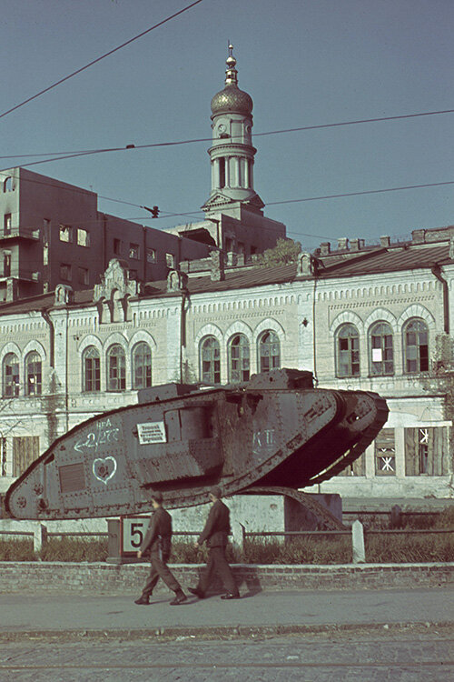 Харьков во время оккупации. Британский танк Mark IV на площади Розы Люксембург