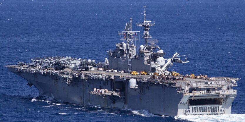 Корабль ВМС США USS Bataan