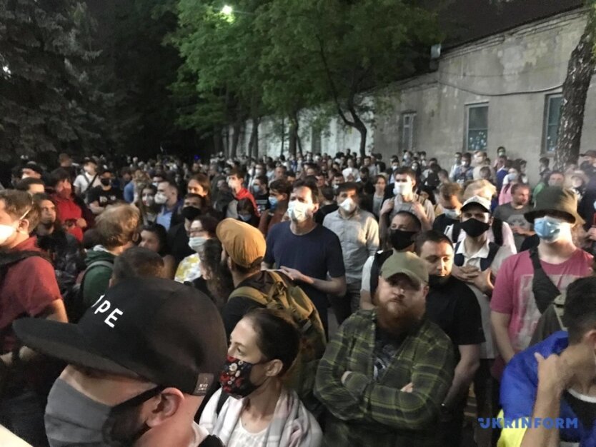 Активисты собрались под домом генпрокурора Ирины Венедиктов