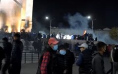 Протесты в Киргизии, Сооронбай Жээнбеков , захват власти