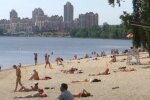 Украинцы отдыхают на пляже возле реки