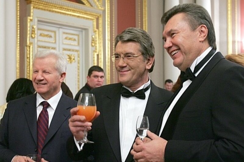 Ющенко янукович и тимошенко играют в карты выигрышные стратегии в игре с букмекерская контора