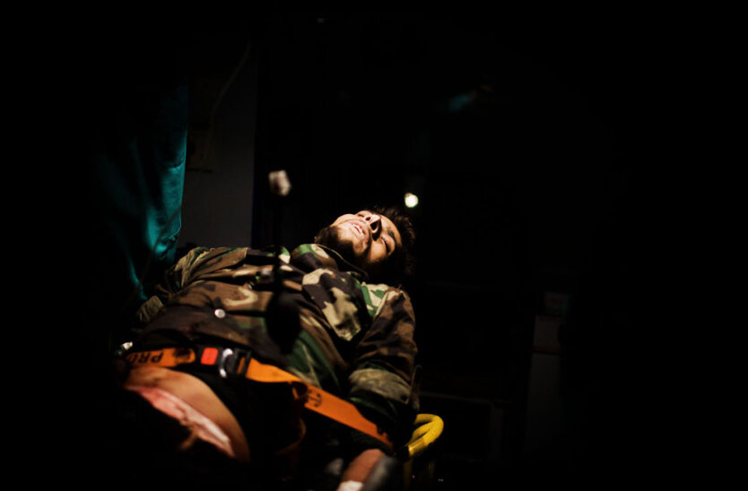 Тяжело раненый боец Свободной армии Сирии во время транспортировки в госпиталь на территории Турции. 