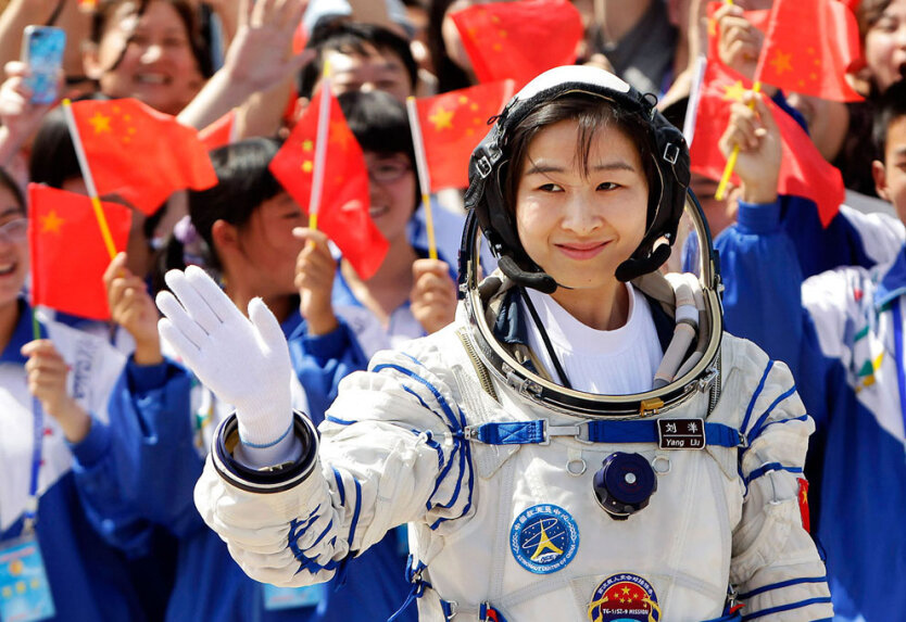 Лю Ян, первая китайская женщина-космонавт. Китай собирается в течение 10 лет самостоятельно построить собственную космическую орбитальную станцию
