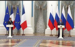 Владимир Путин и Эммануэль Макрон в Москве