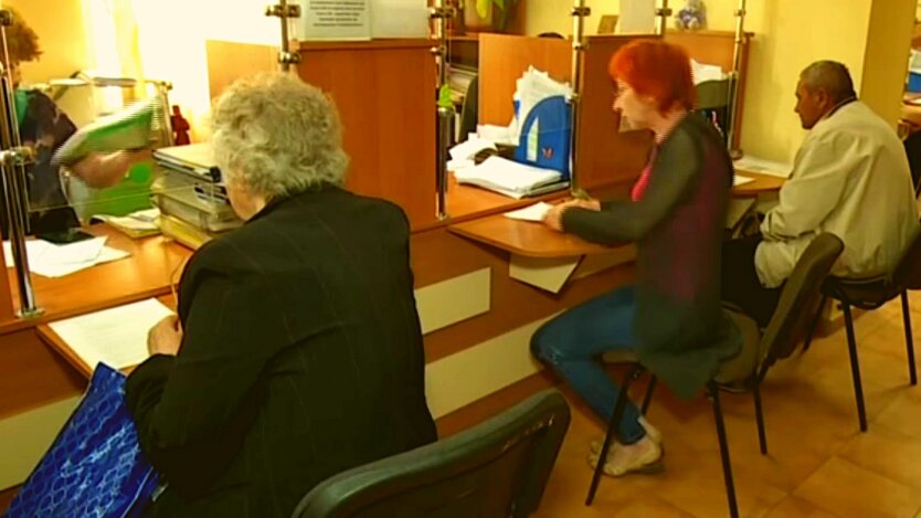 Люди оформляют пенсии и социальную помощь от государства в Украине