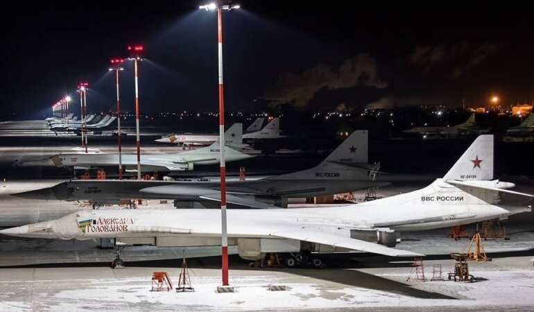 Бомбардировщики РФ Ту-160 на аэродроме Оленья