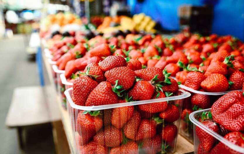 Сколько стоят ягоды и фрукты в Украине?