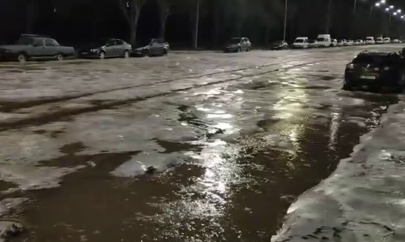 В Киеве прорвало водопровод