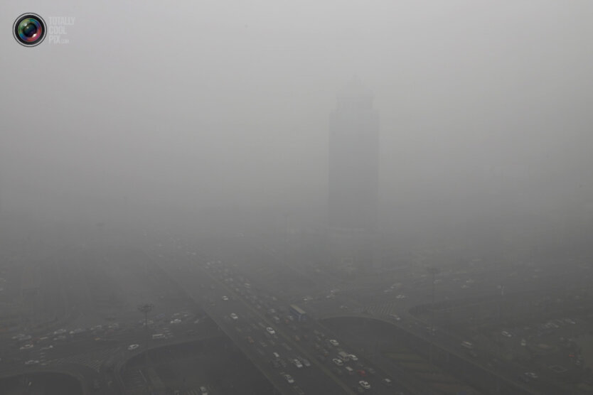 18. Очень густой смог в Пекине. (Jason Lee / Reuters)
