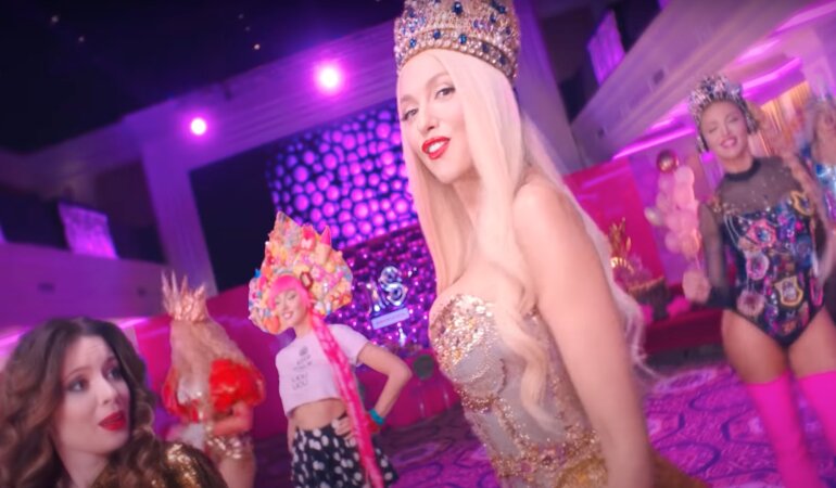 Полякова клонировала себя в новом клипе "Взрослая девочка"