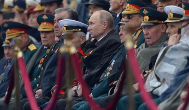 Военный преступник Путин и ряженые "ветераны"