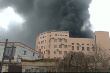 Пылает здание управления пограничной службы ФСБ / Фото: скрин из видео