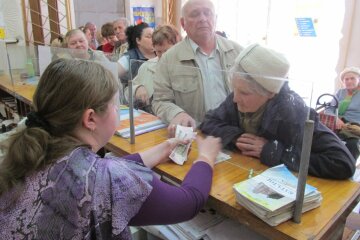 Виплата пенсій, пенсії в Україні, затримка пенсій