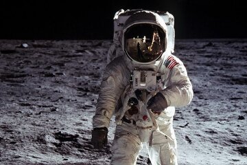 Космонавт на Луне