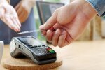 Українці стали менше знімати готівку в банкоматах і перейшли на оплату карткою онлайн та POS-термінали