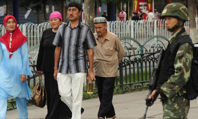 «Хто сильний, той і правий»: як Китай намагається «перевиховати» уйгурів