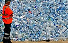свалка пластиковых бутылок