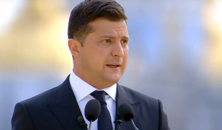 Украинцам показали зарплату Зеленского