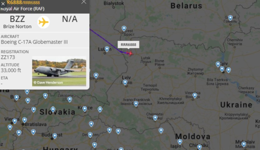 RAF C-17 летит в Украину с военной помощью