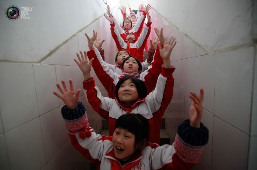 7. Ученики школы в городе Цзинань делают упражнения в туманный день. (CDIC / Reuters)