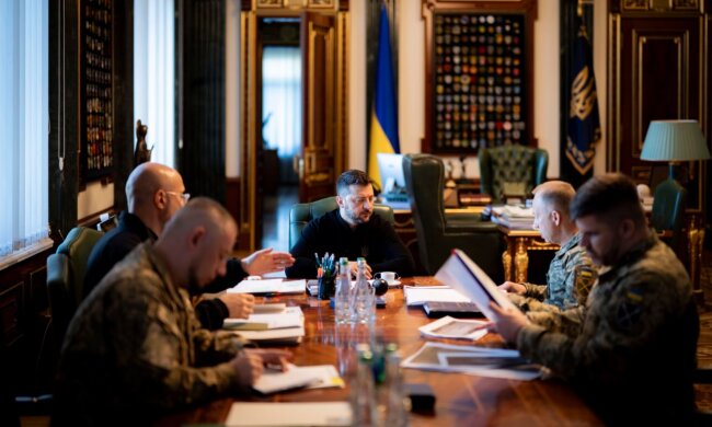 В небе над Украиной зафиксировали неожиданных "гостей": Зеленский провел срочное совещание