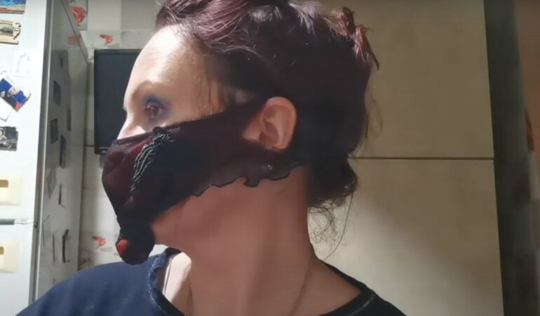 Клиентка «Новой почты» «сделала» маску из трусов