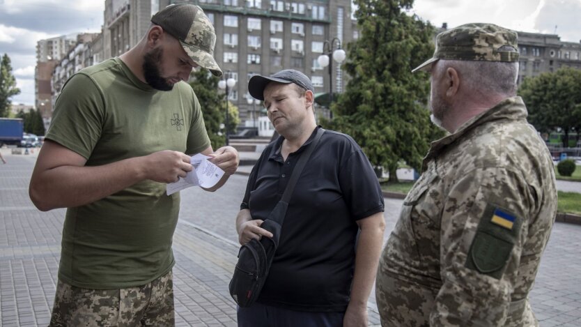 ТЦК обязали носить бодикамеры / Фото: Getty Images