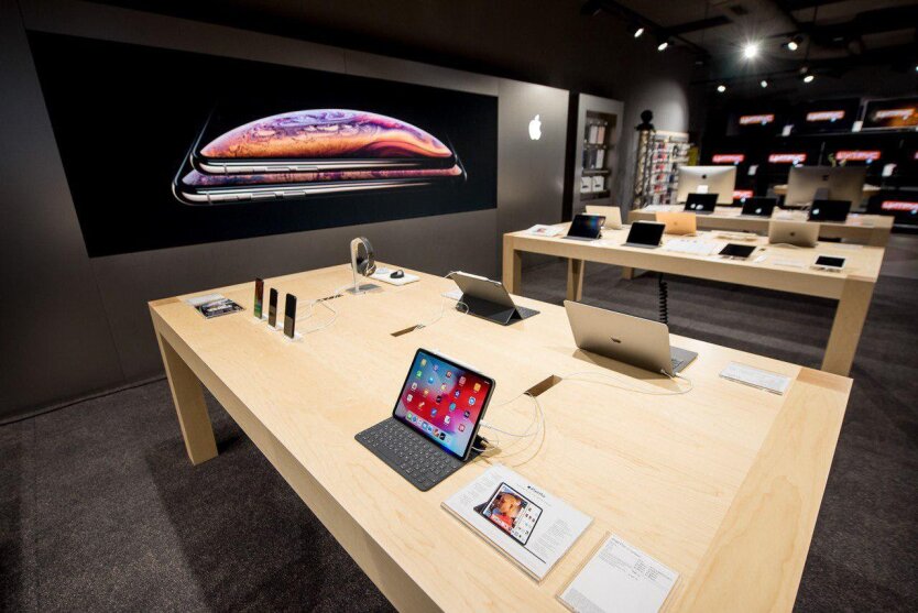 Продукция Apple в магазинах техники в Украине, ограбили магазин, украли iphone